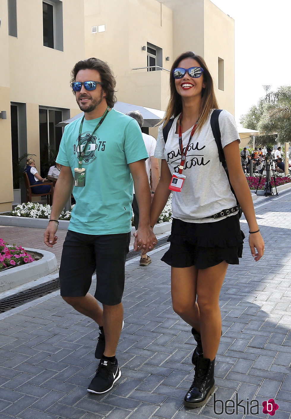 Fernando Alonso y Lara Álvarez paseando su amor por Abu Dhabi