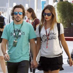 Lara Álvarez junto a Fernando Alonso paseando por las calles de Abu Dhabi