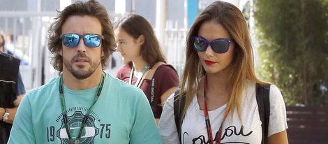 Lara Álvarez junto a Fernando Alonso paseando por las calles de Abu Dhabi