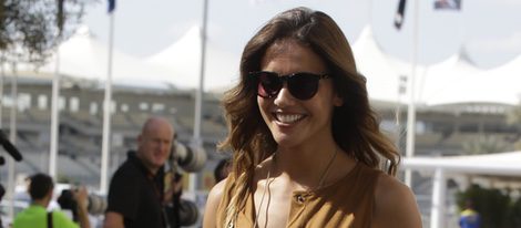 Lara Álvarez paseando por el paddock del GP de Abu Dabi 2015