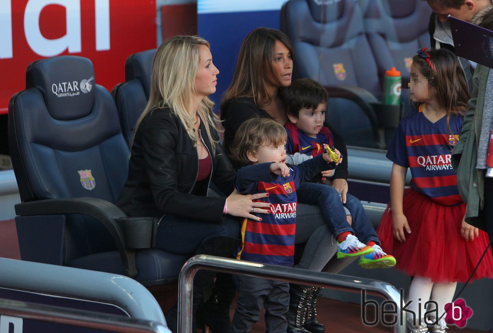 Antonella Rocuzzo y Sofía Balbi junto a sus hijos Thiago Messi, Delfina y Benjamin Suárez apoyando a su papás