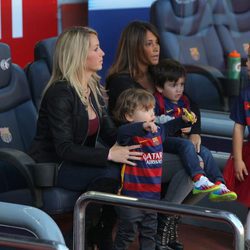Antonella Rocuzzo y Sofía Balbi junto a sus hijos Thiago Messi, Delfina y Benjamin Suárez apoyando a su papás