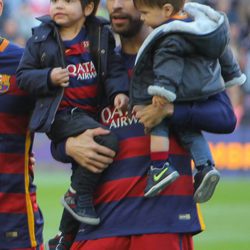 Gerard Piqué con su hijos Milan y Sasha en el terreno de juego