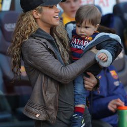 Shakira con su hijo Sasha en el Camp Nou para animar a Piqué