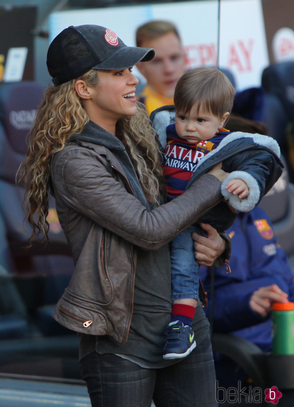 Shakira con su hijo Sasha en el Camp Nou para animar a Piqué
