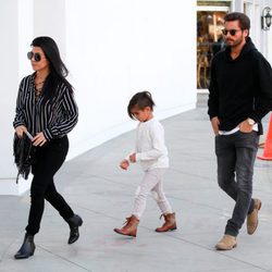 Kourtney Kardashian y Scott Disick con su hijo Mason disfrutando de un día en familia