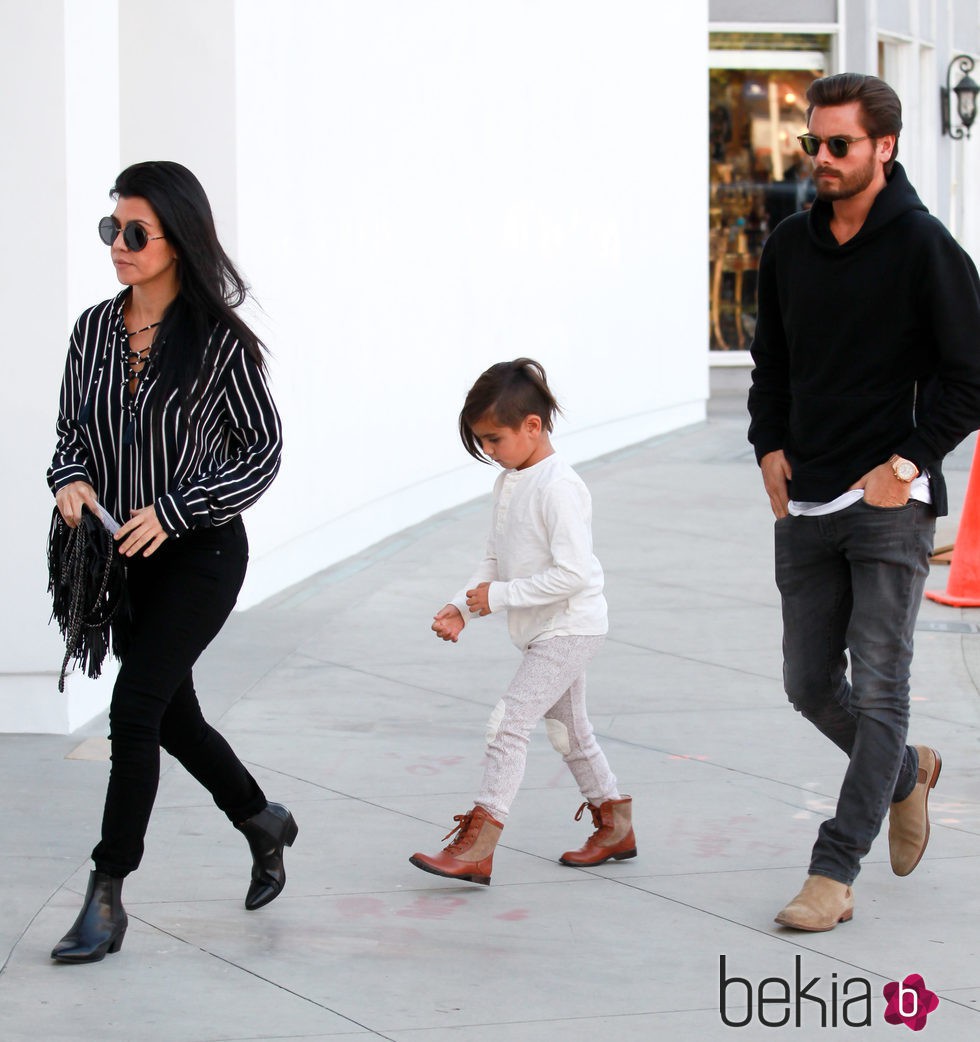 Kourtney Kardashian y Scott Disick con su hijo Mason disfrutando de un día en familia