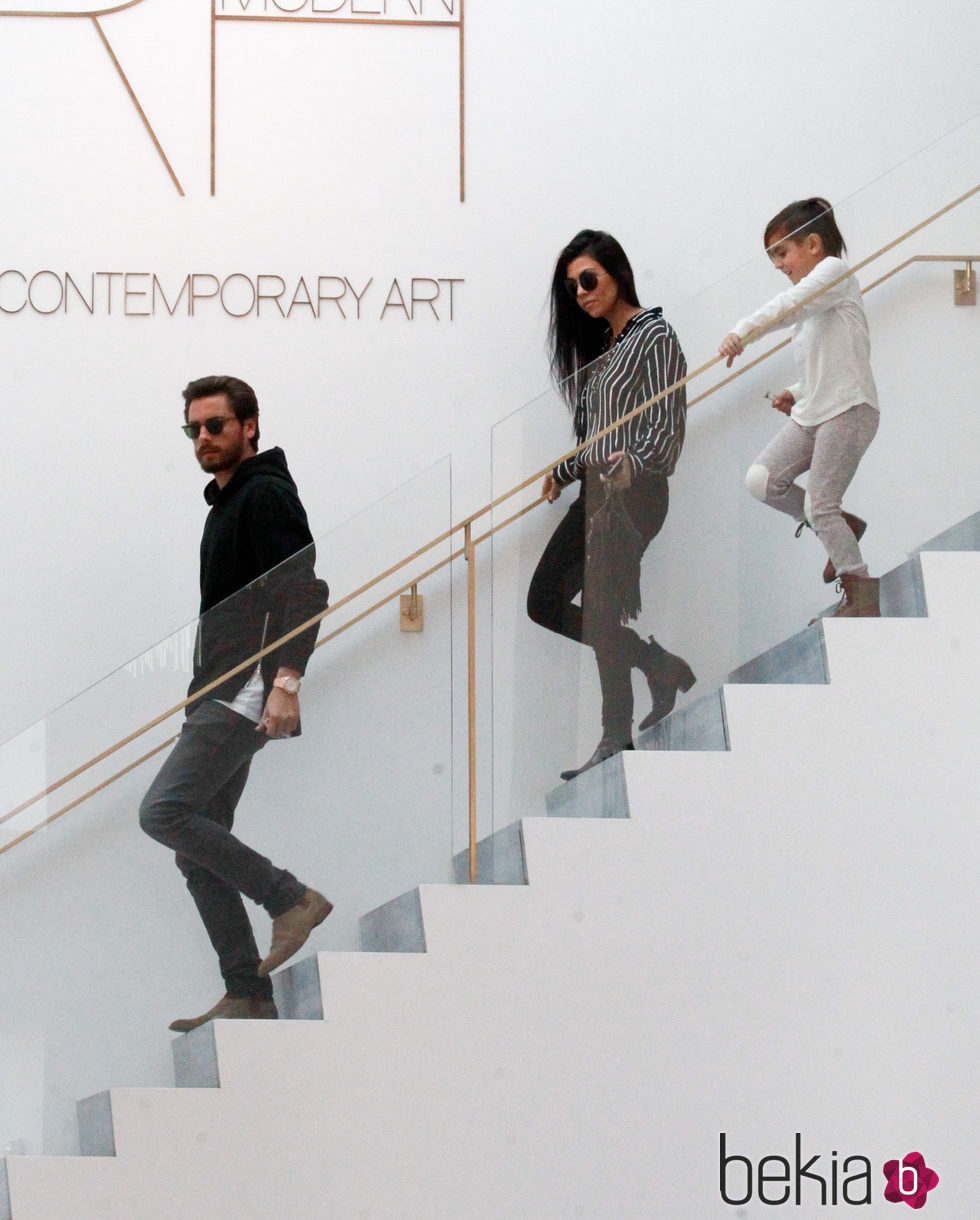 Kourtney Kardashian junto a Scott Disick y su hijo Mason en el Museo de Arte Contemporáneo
