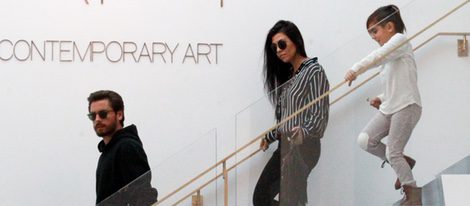 Kourtney Kardashian junto a Scott Disick y su hijo Mason en el Museo de Arte Contemporáneo