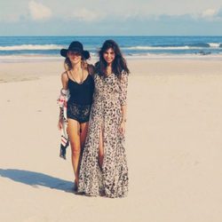 Elsa Pataky con su amiga Ana Suárez de Lezo en la playa de Australia