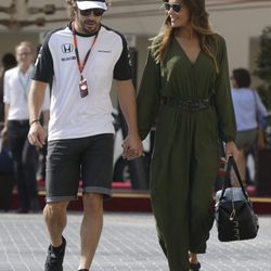 Fernando Alonso y Lara Álvarez en el GP de Abu Dabi 2015