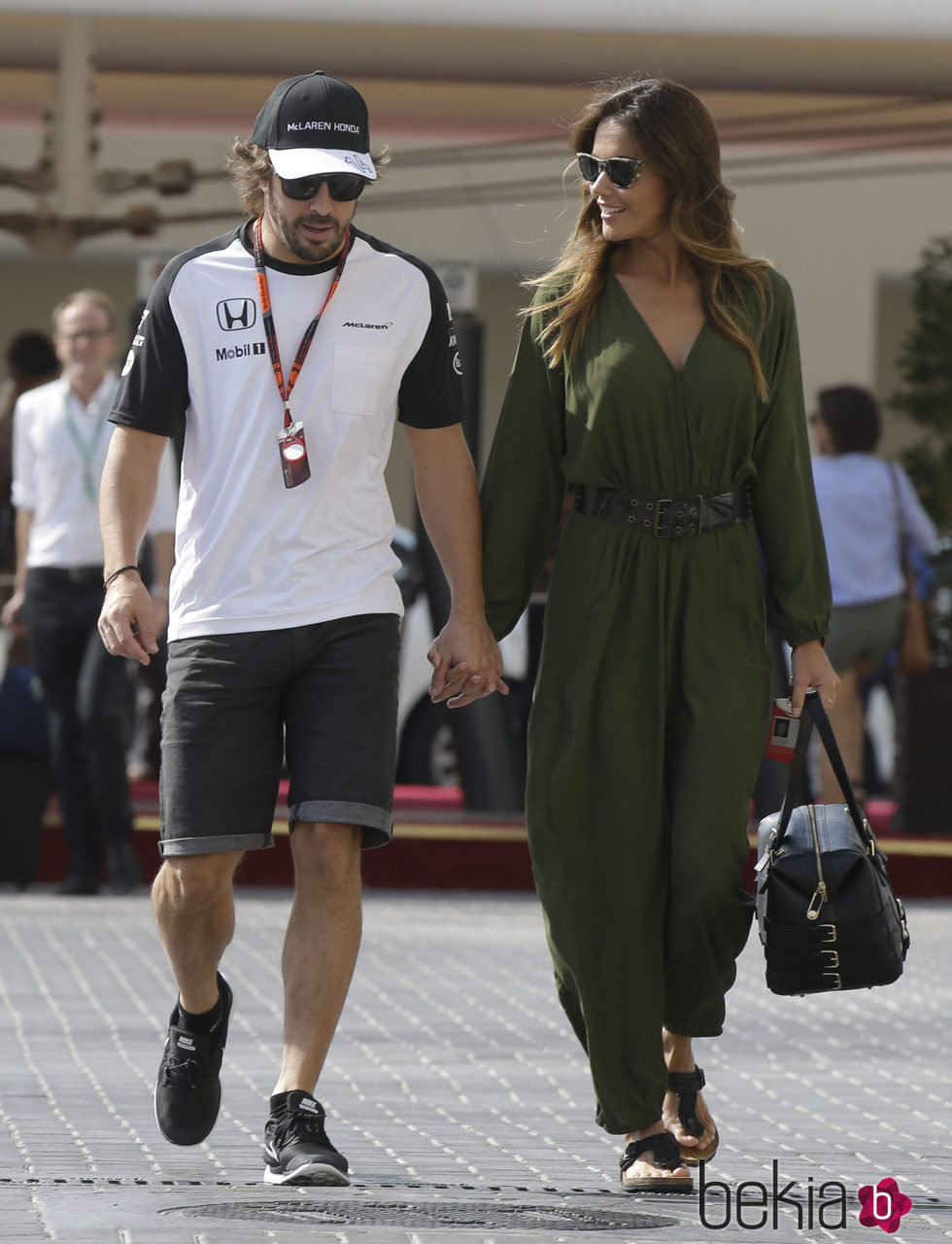 Fernando Alonso y Lara Álvarez en el GP de Abu Dabi 2015