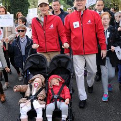 Alberto y Charlene de Mónaco con sus hijos en la Marcha Mundial por el Clima