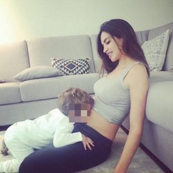 Martín Casillas besa la tripa de Sara Carbonero embarazada