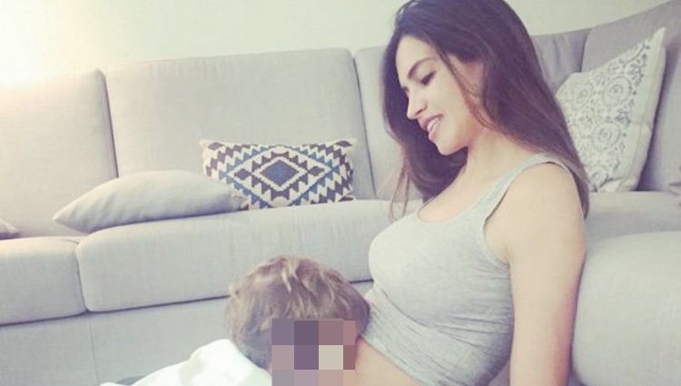 Martín Casillas besa la tripa de Sara Carbonero embarazada
