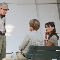 Woody Allen, Owen Wilson y Carla Bruni en el rodaje de 'Midnight in Paris'