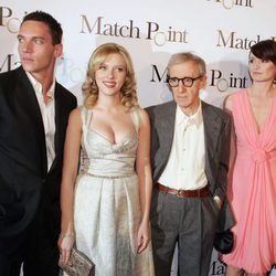 Jonathan Rhys-Meyers, Scarlett Johansson, Woody Allen y Emily Mortimer en el estreno de 'Match Point'