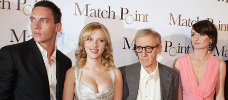 Jonathan Rhys-Meyers, Scarlett Johansson, Woody Allen y Emily Mortimer en el estreno de 'Match Point'