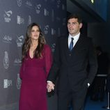 Iker Casillas y Sara Carbonero cogidos de la mano en los Premios Dragones de Oro 2015