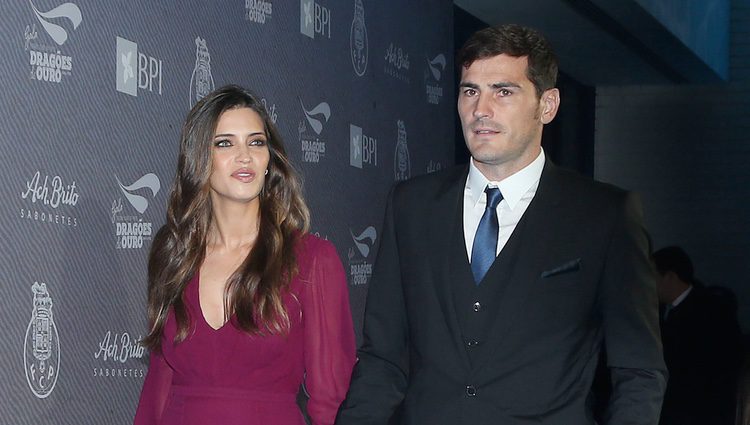 Iker Casillas y Sara Carbonero cogidos de la mano en los Premios Dragones de Oro 2015