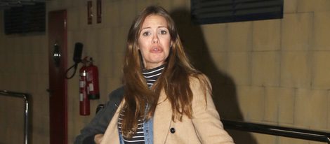 Jessica Bueno muy enfadada con la prensa en el aeropuerto de Sevilla