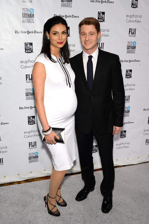 Morena Baccarin presume de embarazo con Ben McKenzie en los Premios Gotham 2015