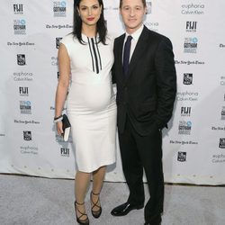Morena Baccarin luce embarazo acompañada por Ben McKenzie en los Premios Gotham 2015