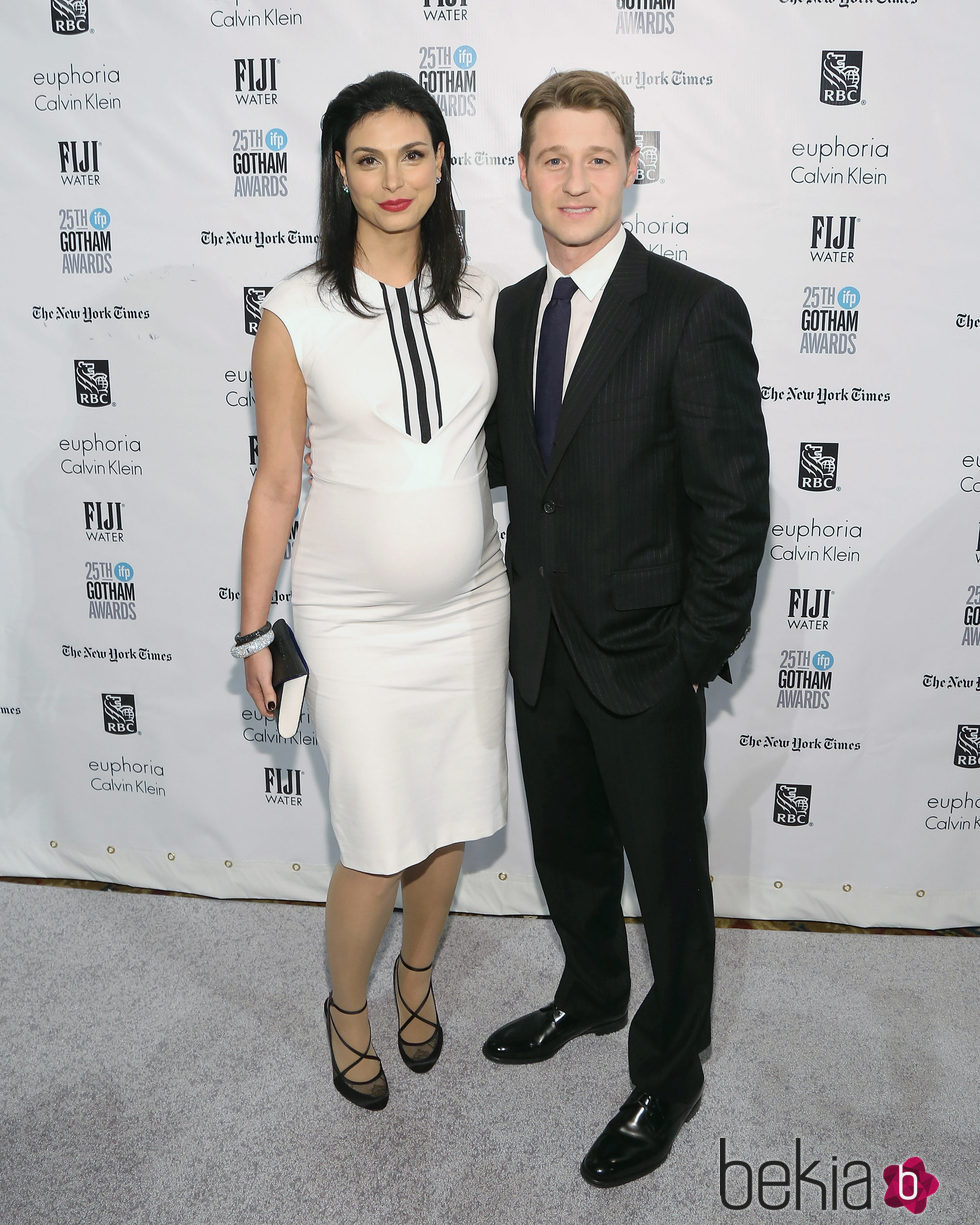 Morena Baccarin luce embarazo acompañada por Ben McKenzie en los Premios Gotham 2015