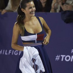 Malena Costa se quita una prenda en el partido de tenis de Tommy Hilfiger