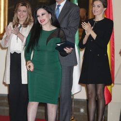 Los Reyes Felipe y Letizia con Alaska en la entrega de las Medallas de Oro de las Bellas Artes 2014