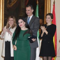 Los Reyes Felipe y Letizia con Alaska en la entrega de las Medallas de Oro de las Bellas Artes 2014