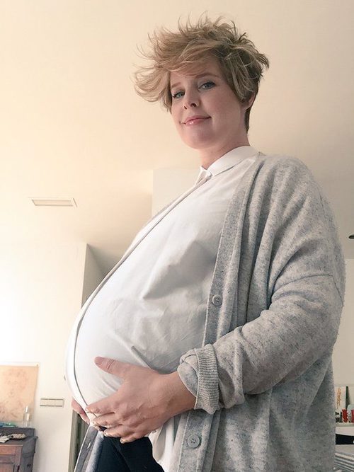 Tania Llasera posa embarazada de 8 meses
