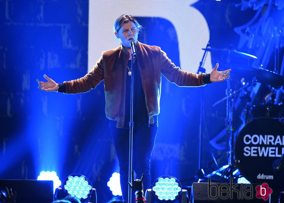 Conrad Sewell durante su actuación en el Jingle Ball Tour 2015 en Los Angeles