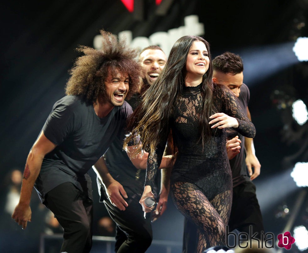 Selena Gomez actuando en el Jingle Ball Tour 2015 en Los Angeles