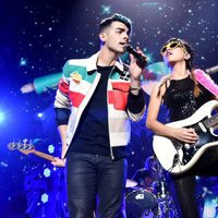 Joe Jonas y JinJoo Lee actuando en el Jingle Ball Tour 2015 en Los Angeles