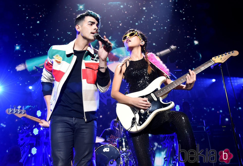 Joe Jonas y JinJoo Lee actuando en el Jingle Ball Tour 2015 en Los Angeles