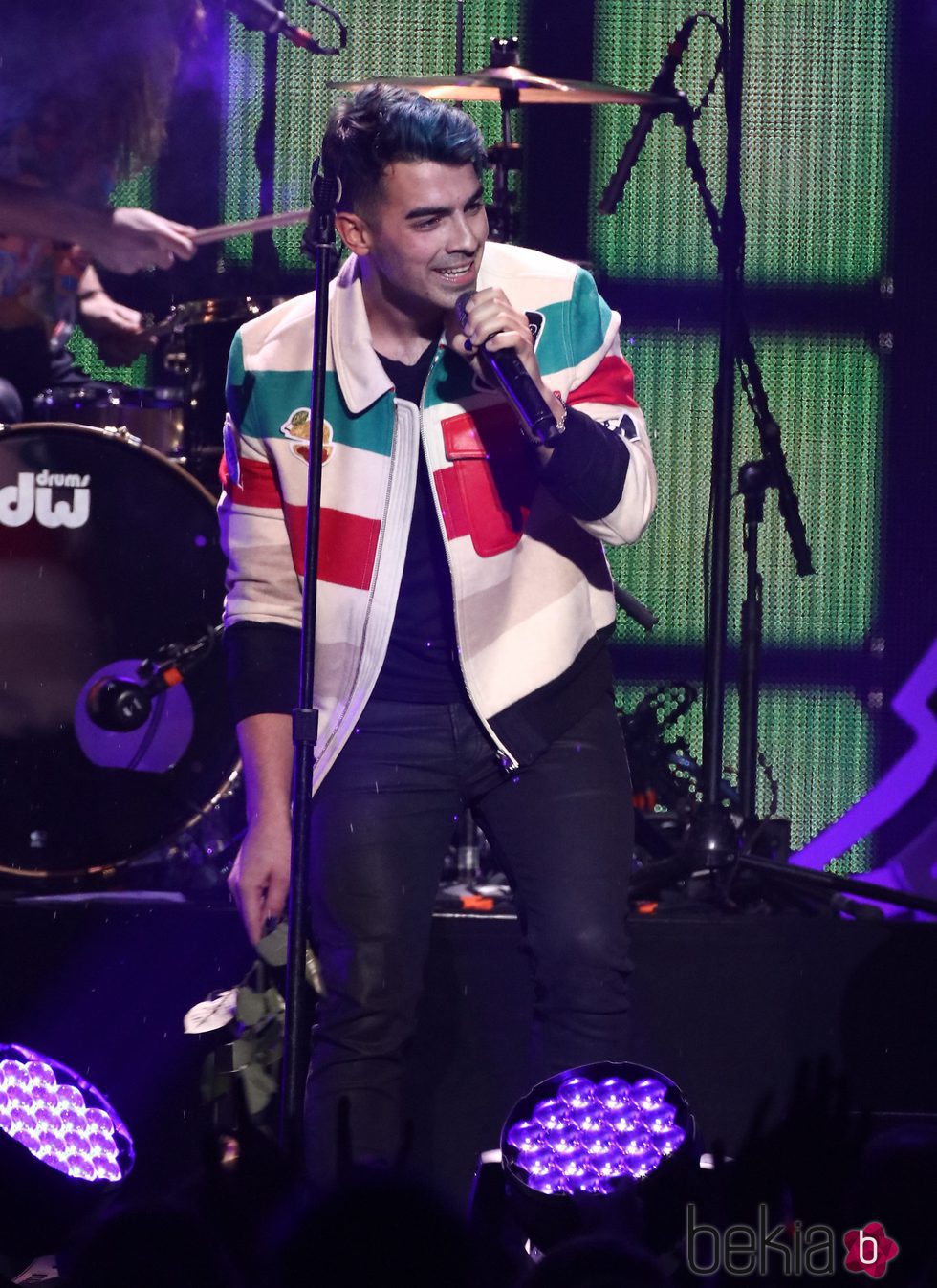 Joe Jonas actuando en el Jingle Ball Tour 2015 en Los Angeles