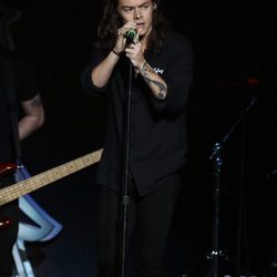 Harry Styles actuando en el Jingle Ball Tour 2015 en Los Angeles