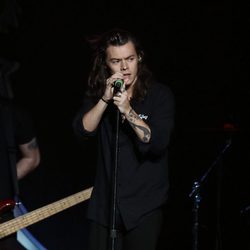 Harry Styles actuando en el Jingle Ball Tour 2015 en Los Angeles