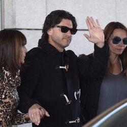Toño Sanchís con su mujer Lorena saliendo del hospital
