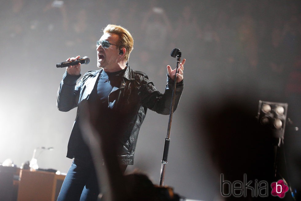 Bono en el concierto de París aplazado por los atentados terroristas