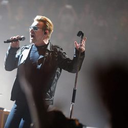 Bono en el concierto de París aplazado por los atentados terroristas