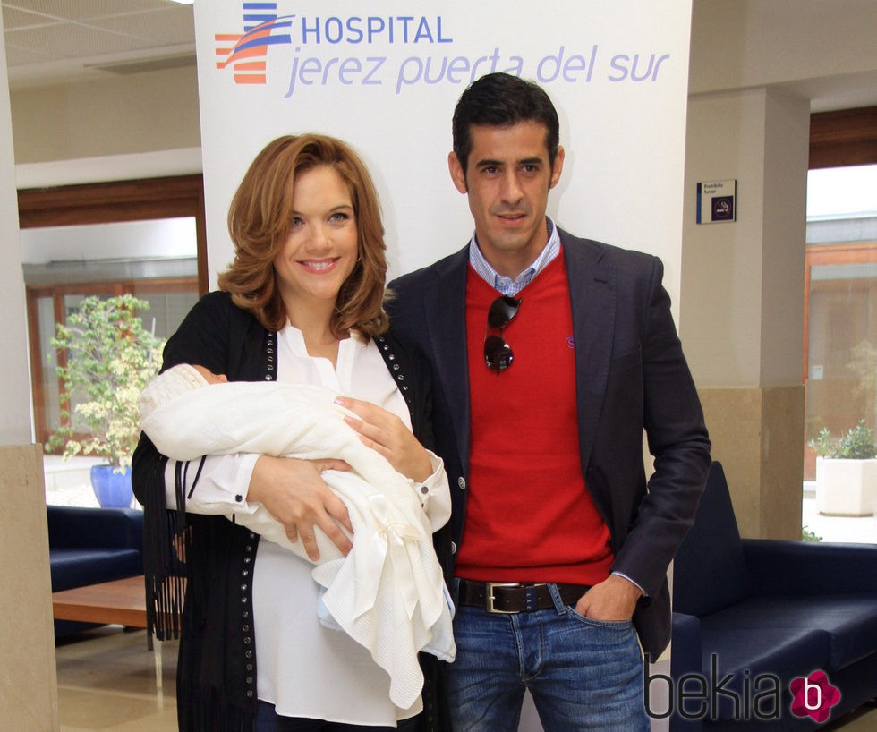 Beatriz Trapote y Víctor Janeiro a la salida del hospital con su hijo Víctor Jr.
