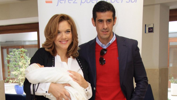 Beatriz Trapote y Víctor Janeiro a la salida del hospital con su hijo Víctor Jr.