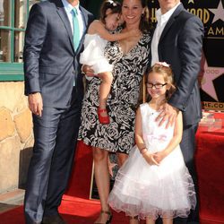 Rob Lowe celebra su estrella en el Paseo de la Fama de Hollywood con su hermano Chad Lowe