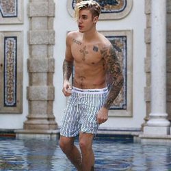 Justin Bieber presume de torso tonificado tras darse un baño en la mansión Versace