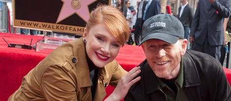 Ron Howard y su hija, Bryce Dallas, en el paseo de la fama de Hollywood