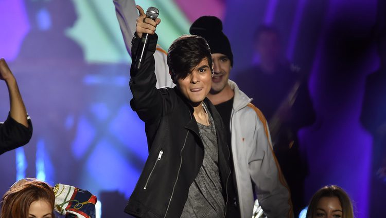 Abraham Mateo durante su actuación en los Premios 40 Principales 2015