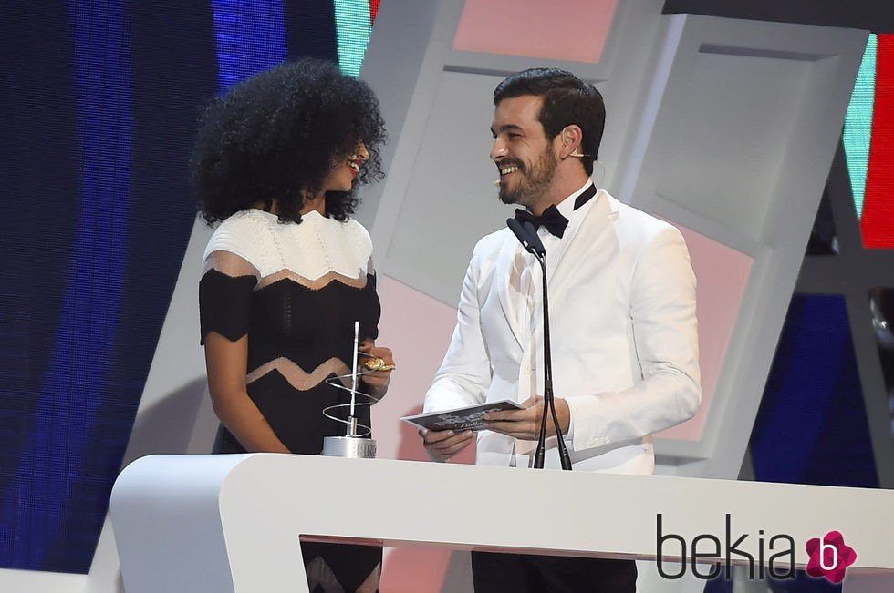 Mario Casas y Berta Vázquez muy cómplices en los Premios 40 Principales 2015