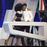 Berta Vázquez dando un beso a Mario Casas en los Premios 40 Principales 2015